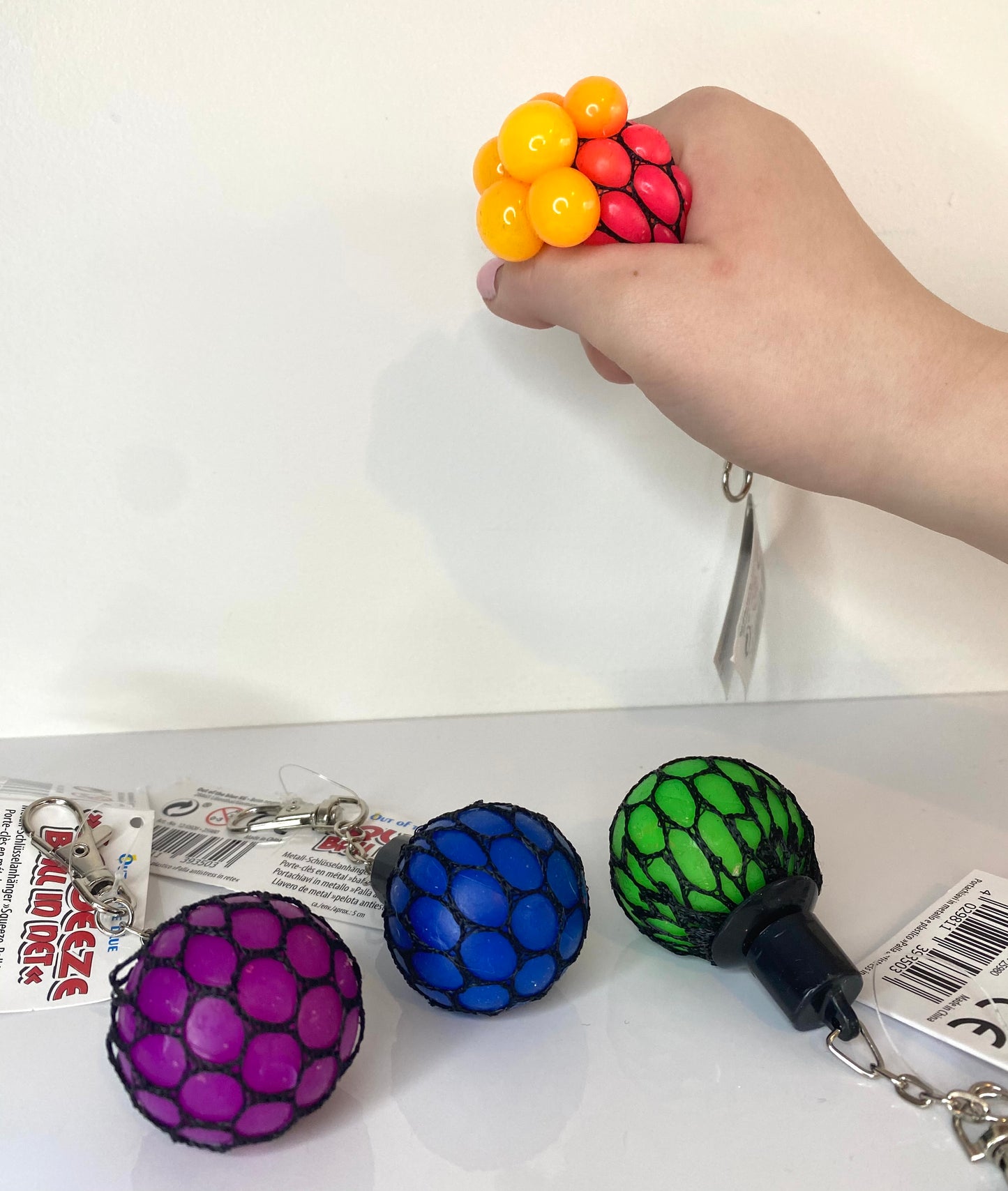 Colour change mesh ball keychain