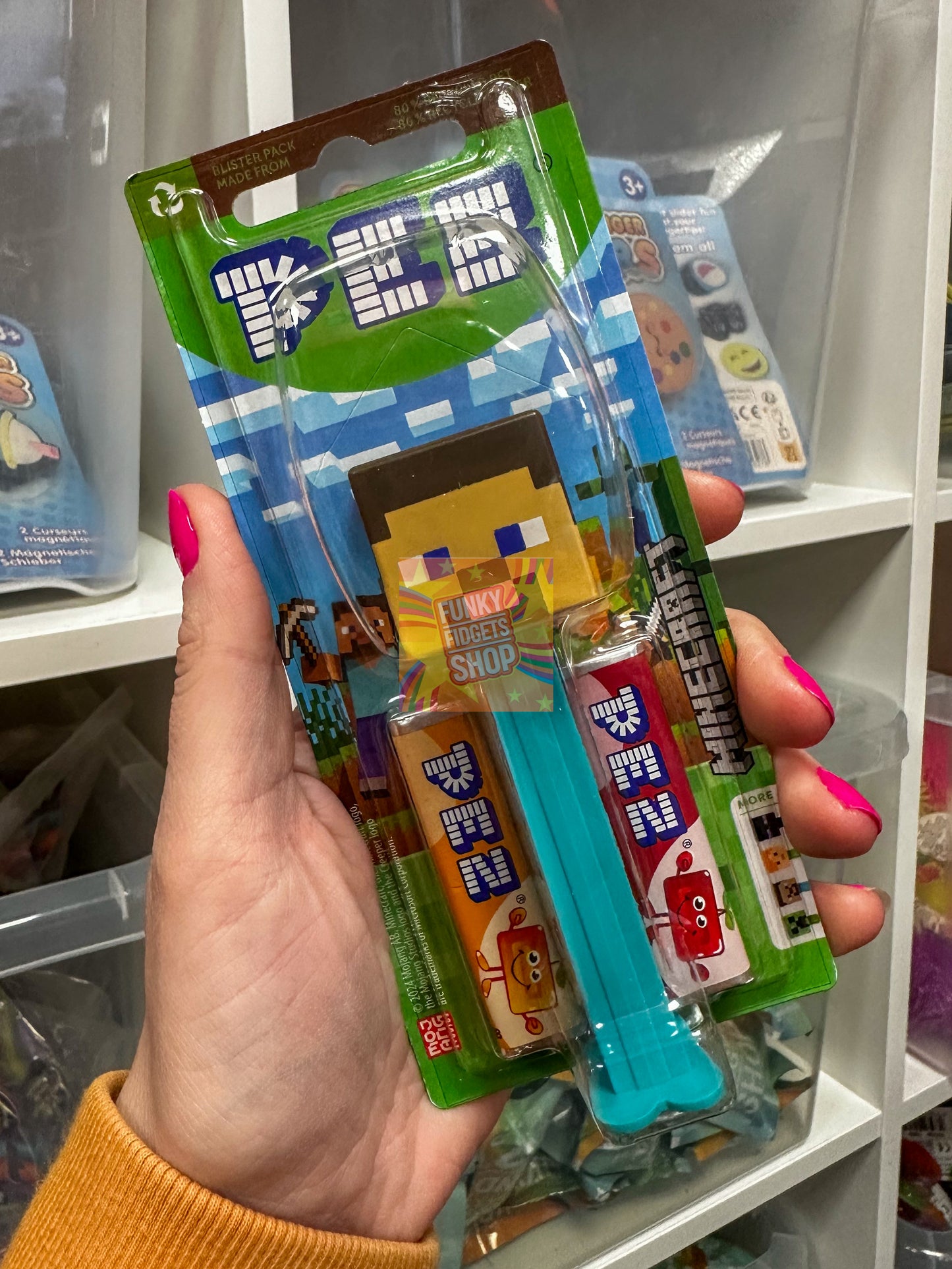 Pez sweet dispenser + 2 packets of Pez sweets