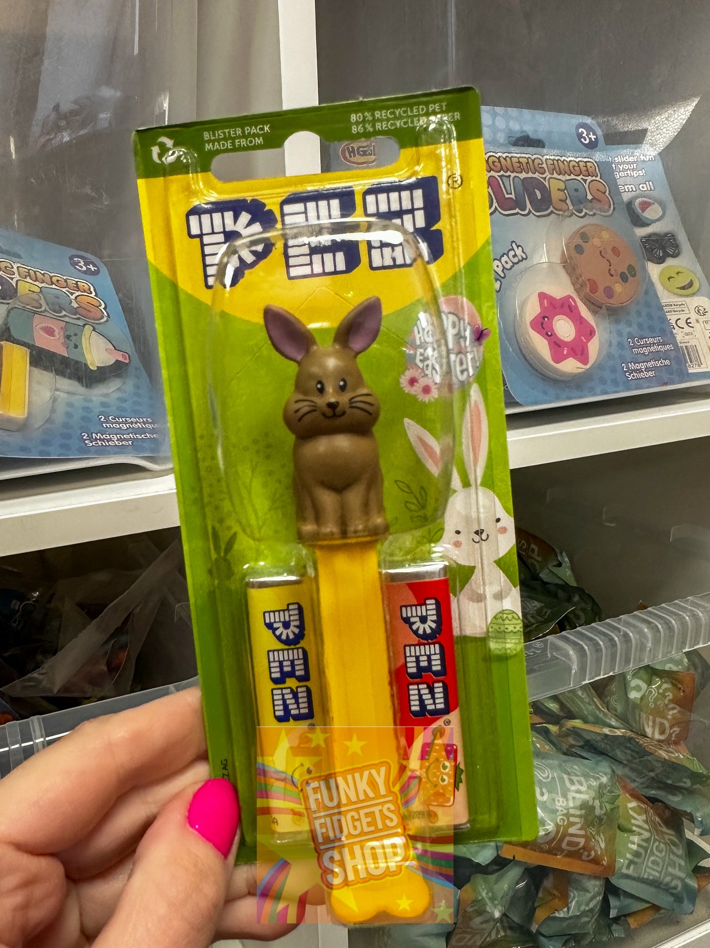 Pez sweet dispenser + 2 packets of Pez sweets