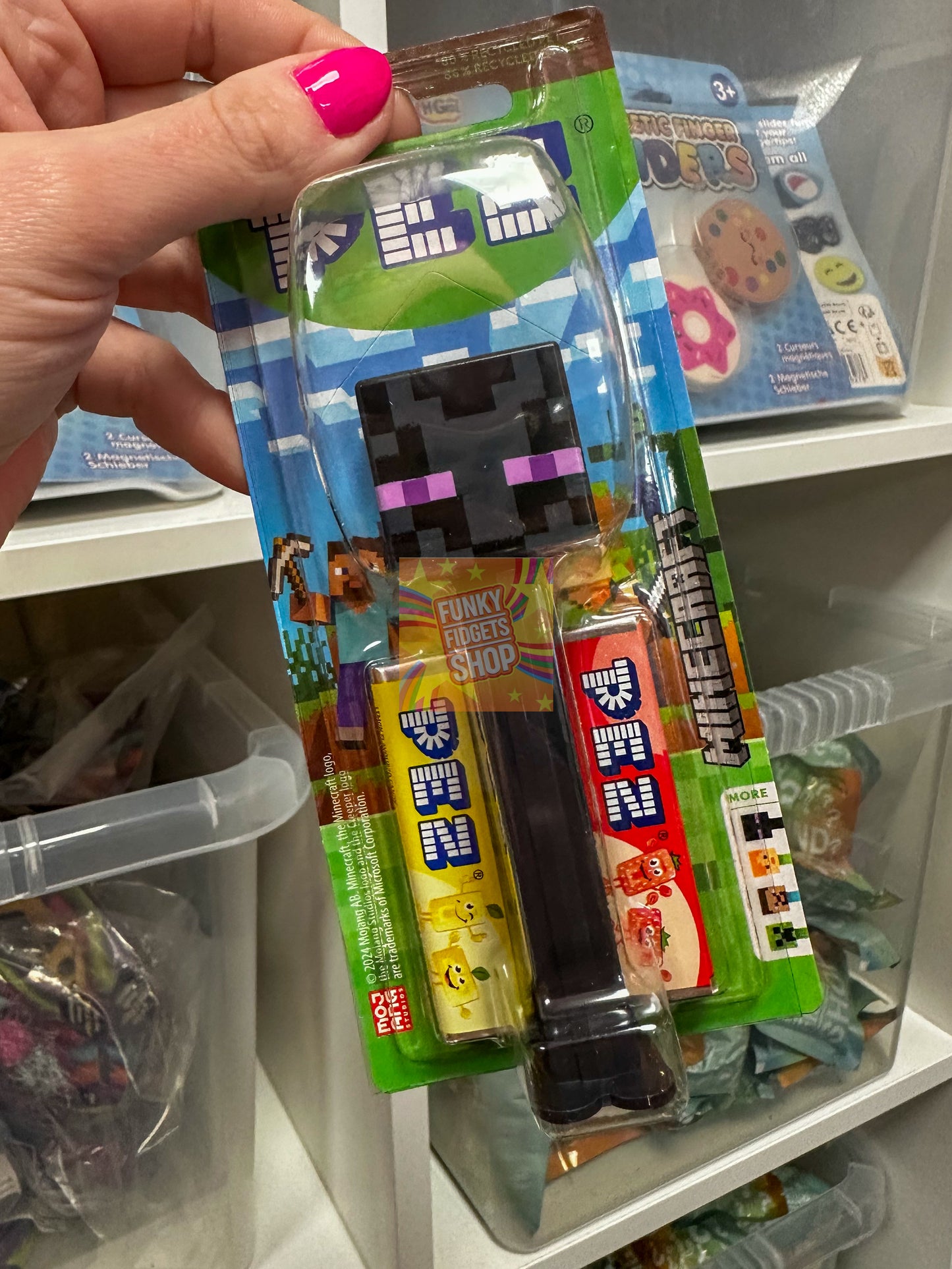 Pez sweet dispenser + 2 packets of Pez sweets